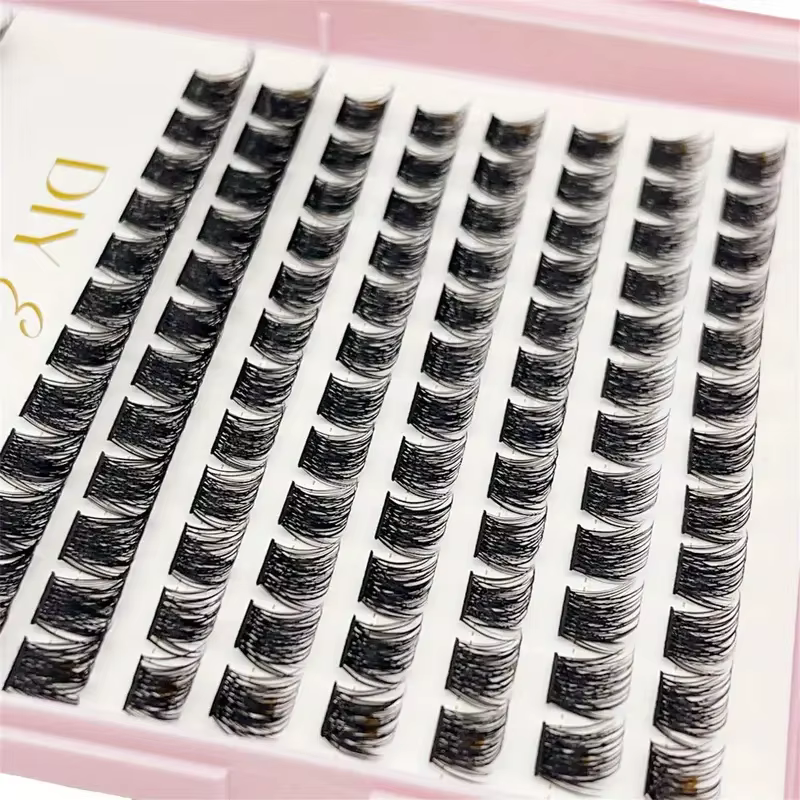 Un ensemble de 384 extensions de cils conçu pour sublimer les coins extérieurs des yeux, offrant un