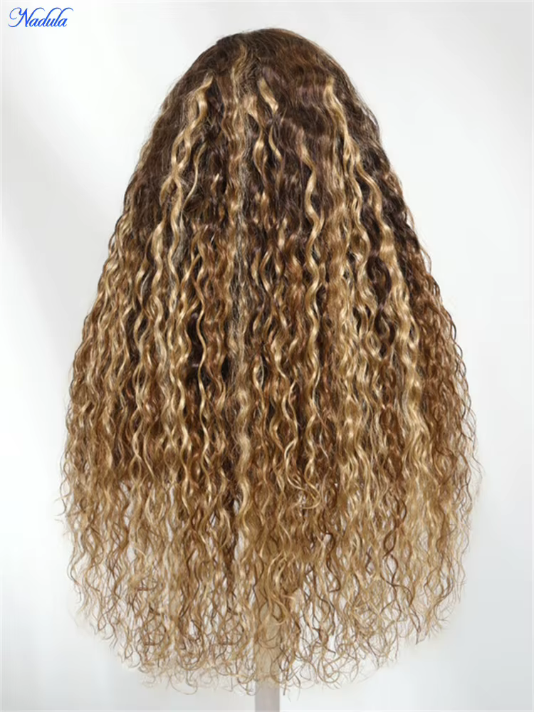 Perruque sans colle Nadula 13x4 avec mèches blond miel, texture douce et ondulée, dentelle frontale,