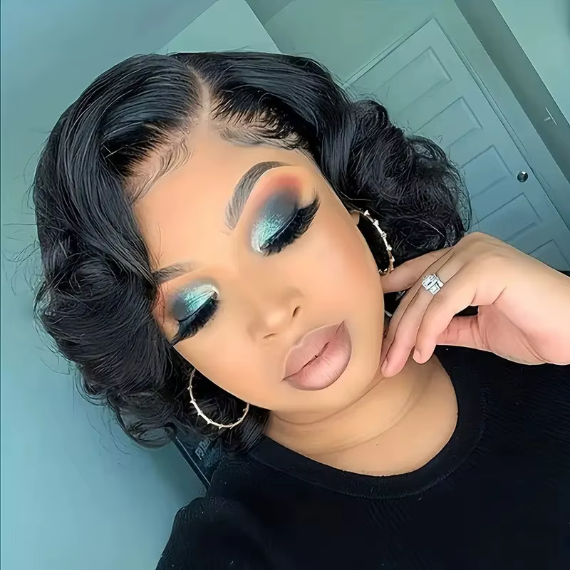Perruque Lace Front Wig noire, légèrement partielle, cheveux courts bouclés, soie haute température,