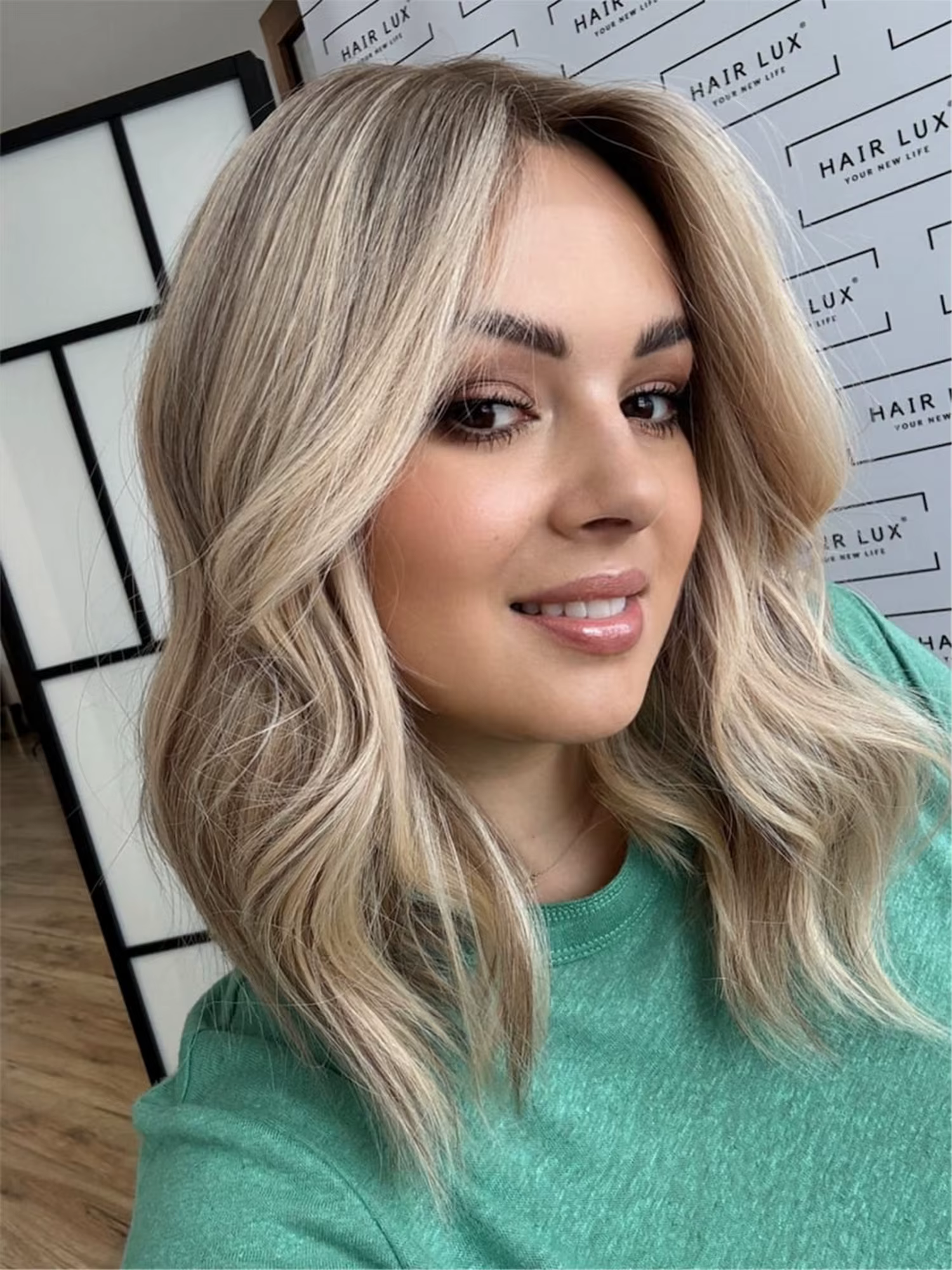 Perruque Lace Frontale Synthétique Bob Cheveux Doux 13x4 Raie Centrale Ondulée Blond Cendré Naturel