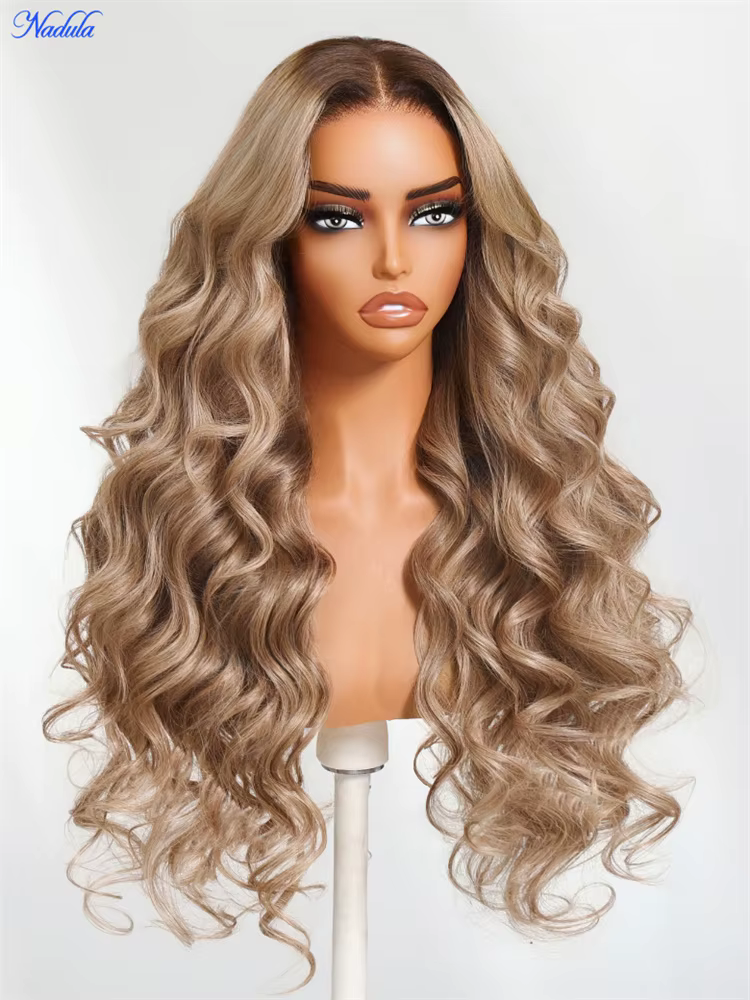 Nadula Ash Blonde avec racines brunes, sans glissement, 13x4, pré-tout-fait ™   Perruque à ondulatio