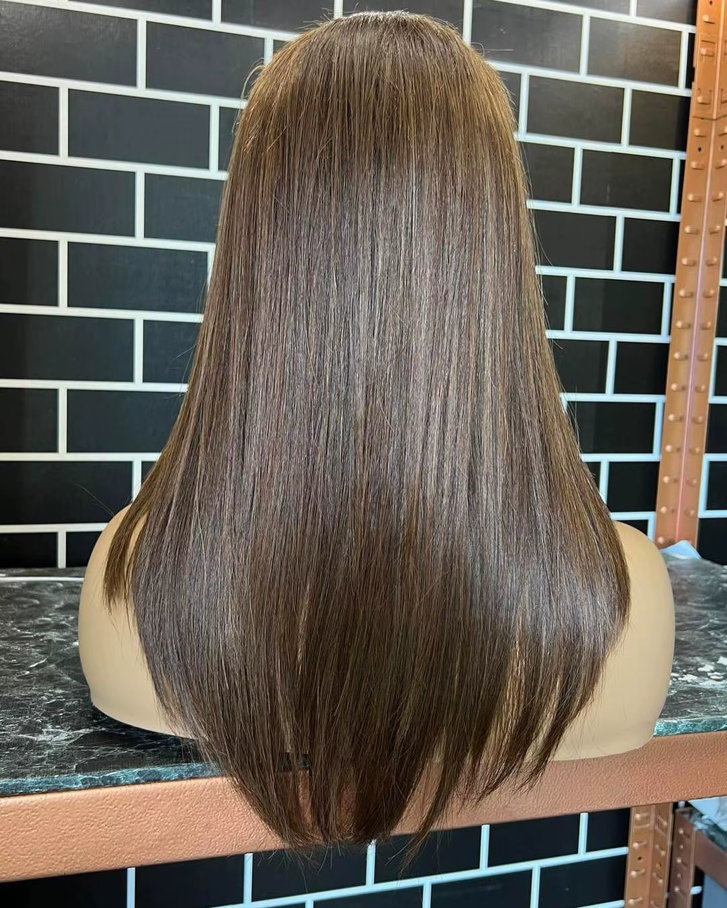 Perruque Lace Front Wig synthétique lisse marron foncé 13 × 4, avec frange naturelle, partie central