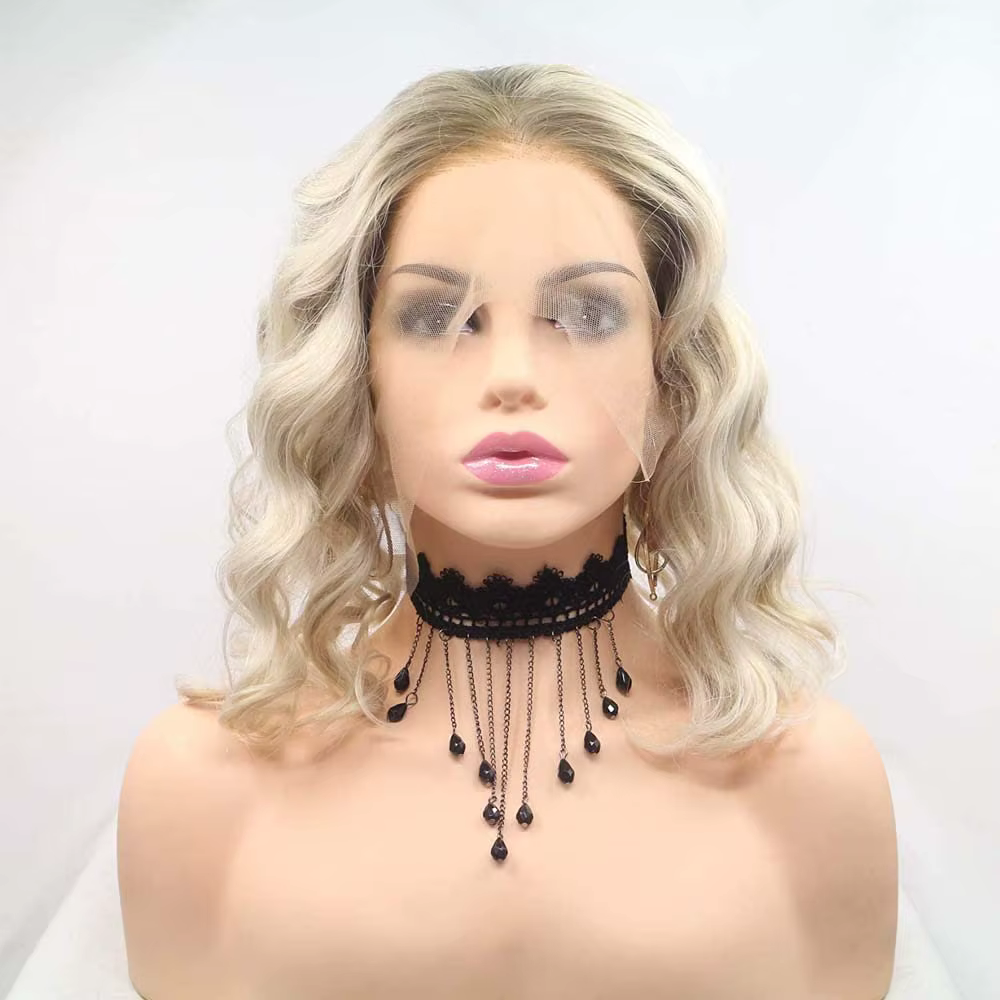 Perruque courte bouclée synthétique blonde avec dentelle frontale, ondulations lâches, racines brune