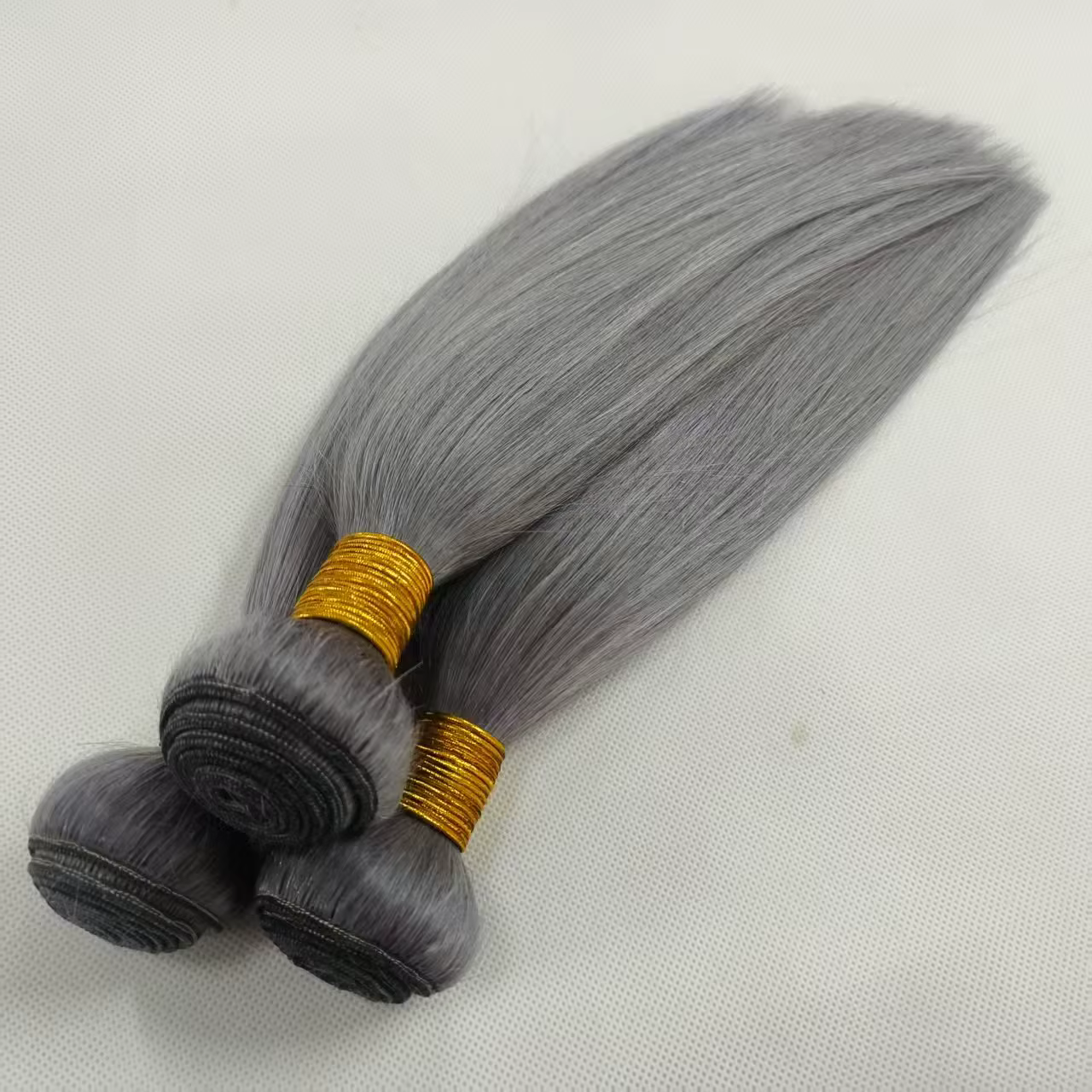 Tissage en lot brésilien naturel Remy lisse et soyeux, couleur gris argenté ombré, non traité, Exten