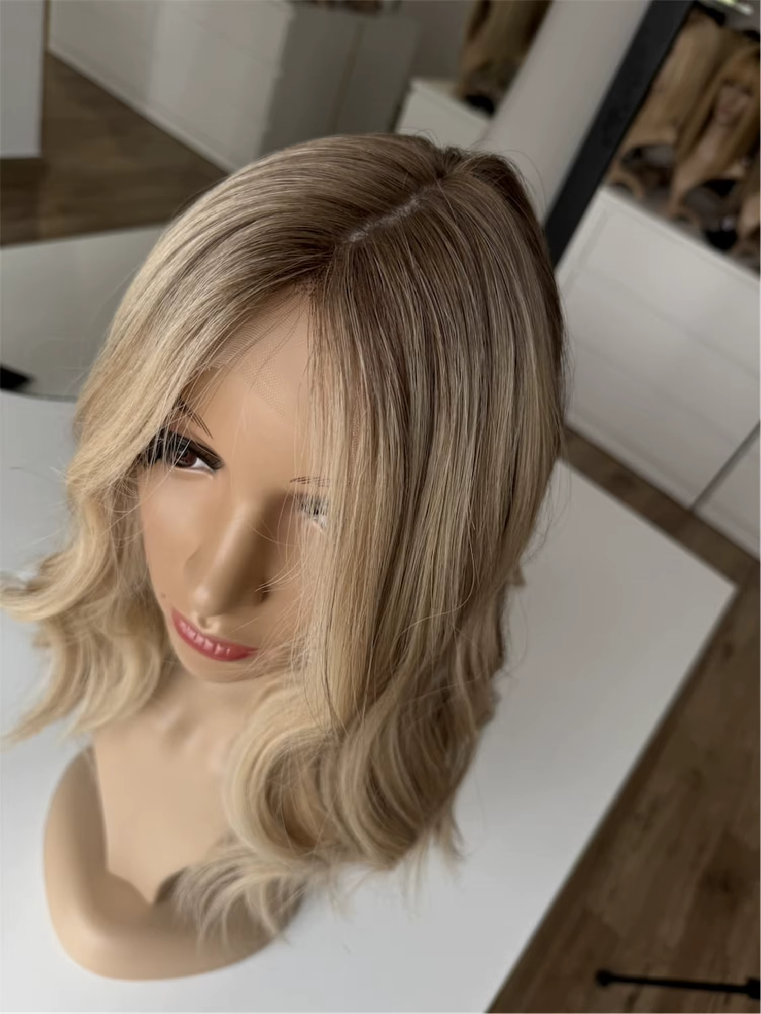 Perruque Lace Frontale Synthétique Bob Cheveux Doux 13x4 Raie Centrale Ondulée Blond Cendré Naturel