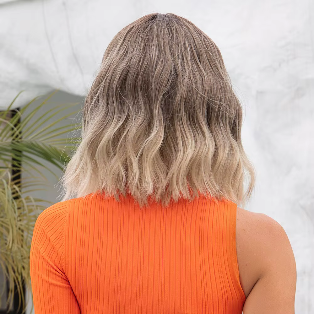 Perruques Bob ondulées grises avec frange pour femmes, perruque synthétique courte blonde ombrée ave