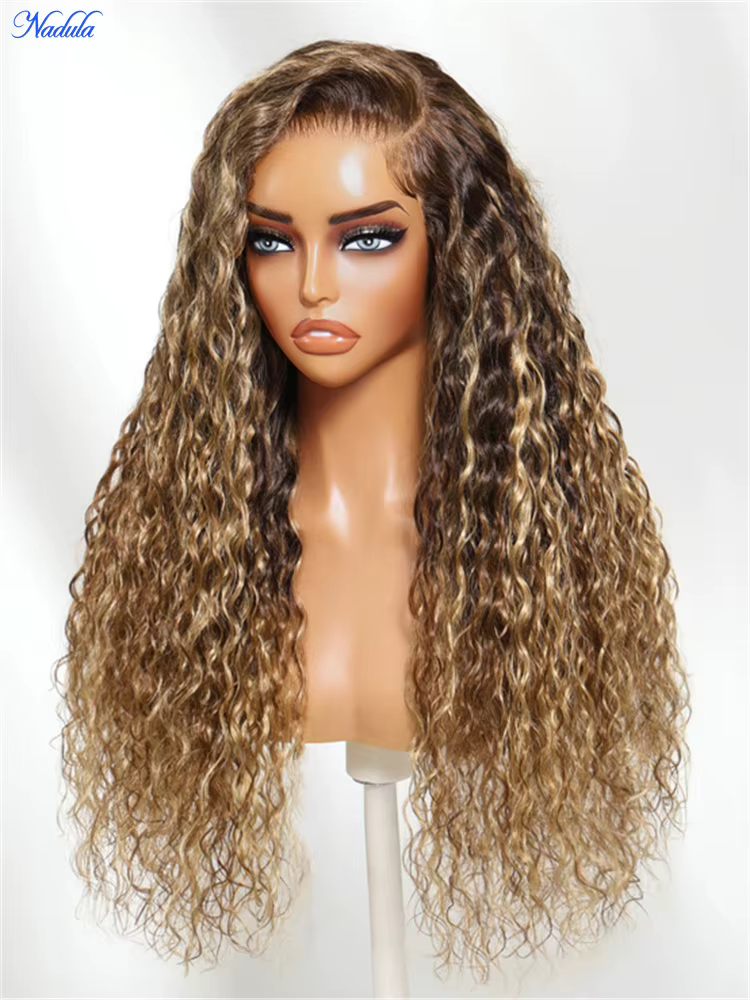 Perruque sans colle Nadula 13x4 avec mèches blond miel, texture douce et ondulée, dentelle frontale,