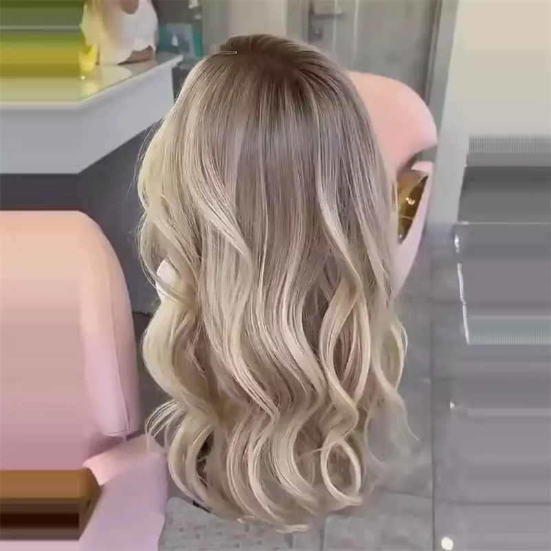 Perruque synthétique à dentelle HD courte ondulée de style bob avec mèches blond cendré ombré, perru