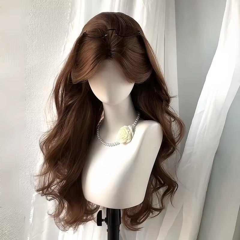 Perruque marron miel Une femme avec une perruque a cheveux longs avec une partie médiane Figure-huit