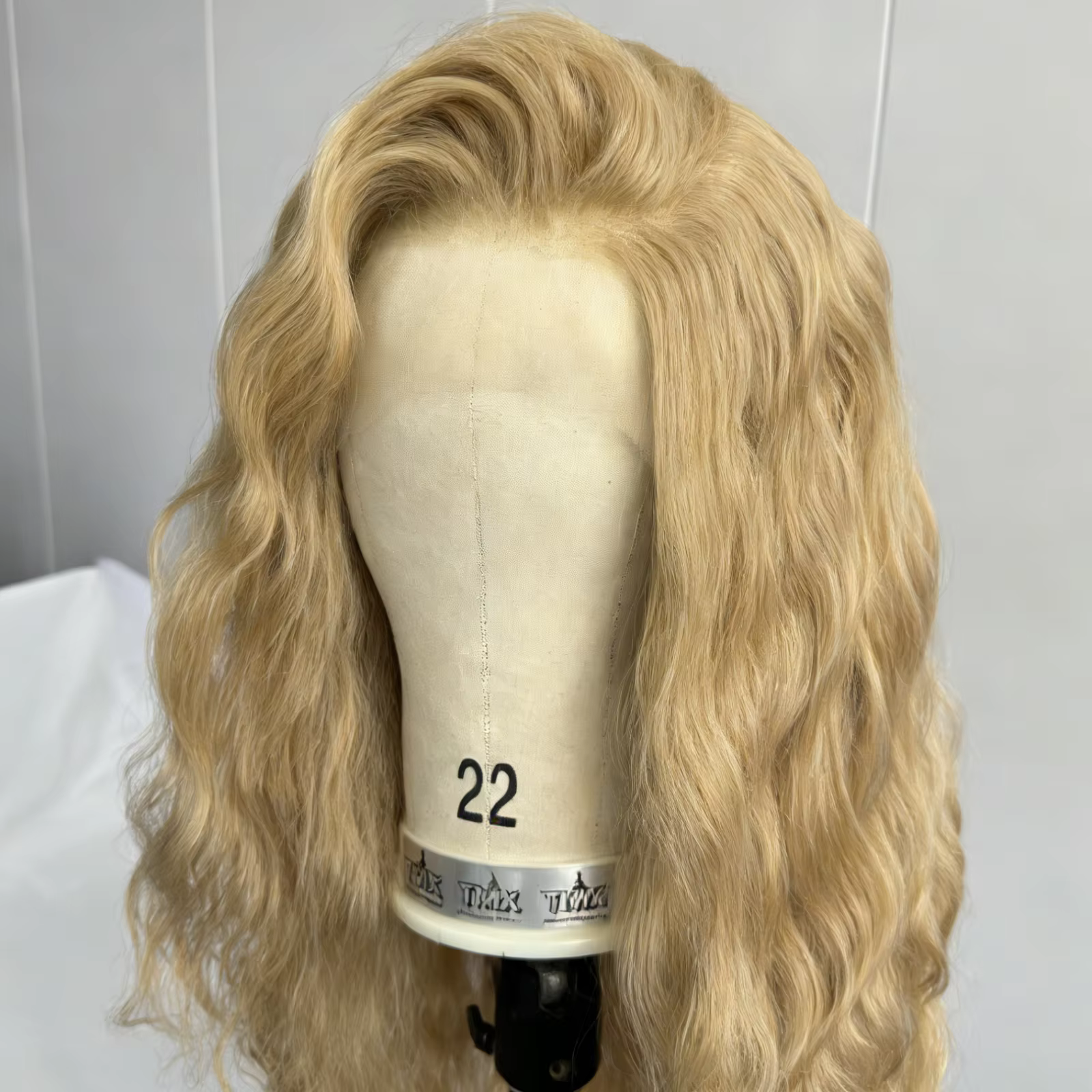 Perruques à lacet frontal 13X4 longues et bouclées, ondulées naturellement, avec mèches blondes, pou