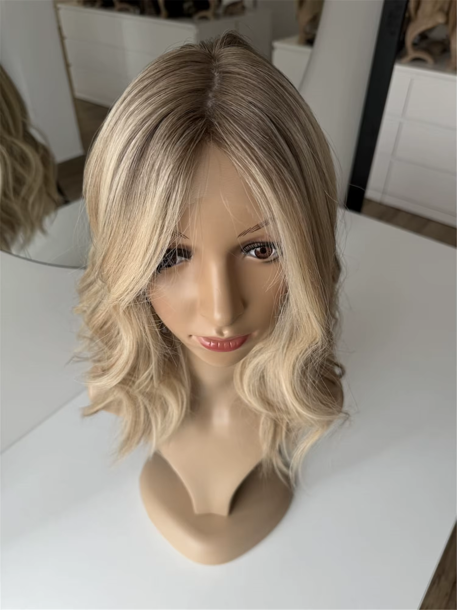 Perruque Lace Frontale Synthétique Bob Cheveux Doux 13x4 Raie Centrale Ondulée Blond Cendré Naturel