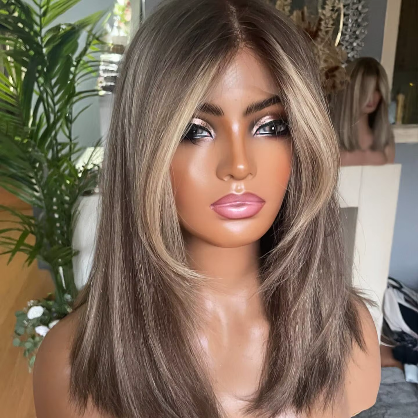 Perruque Lace Front Wig marron naturel à reflets, perruque mi-longue et soyeuse pour femmes blanches