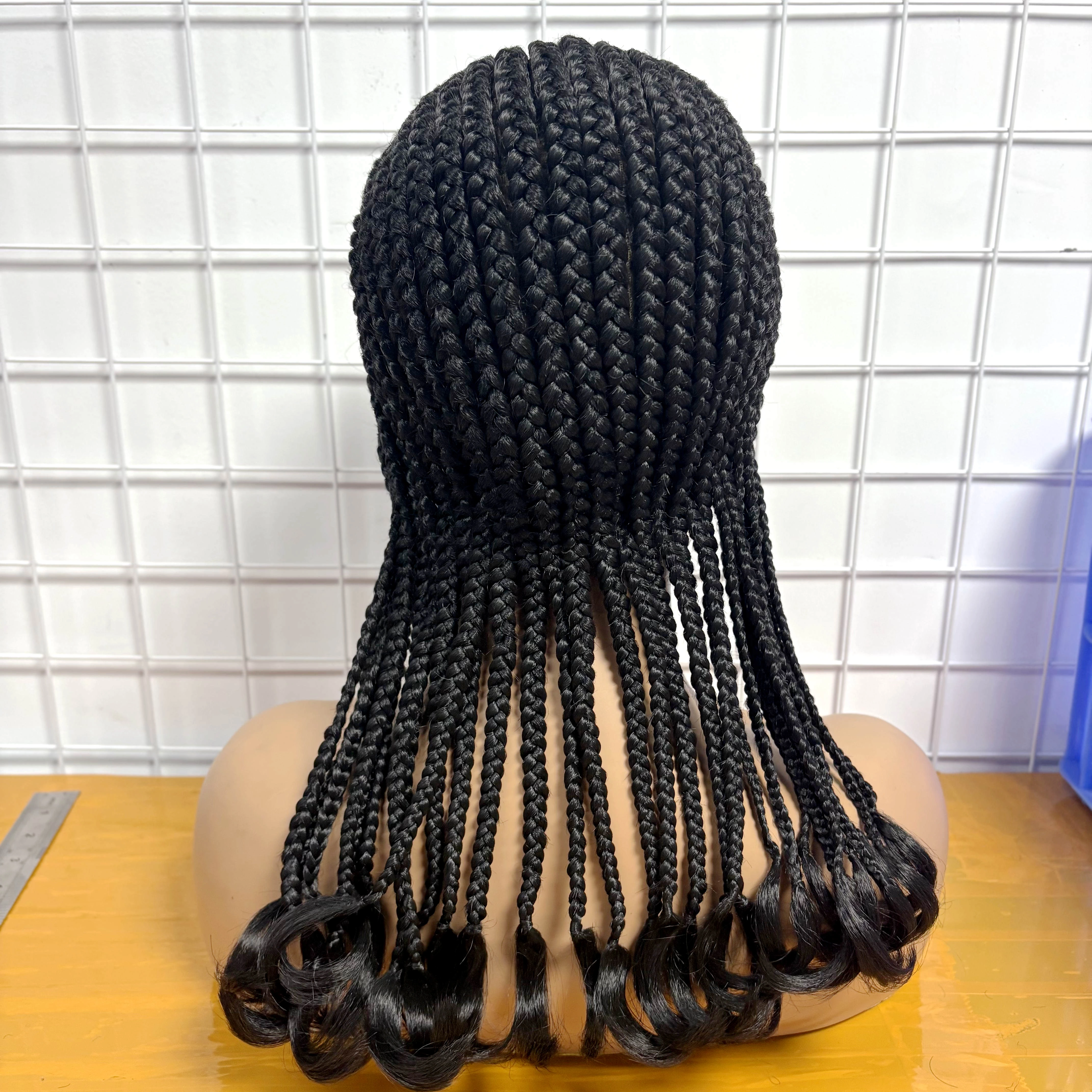 Perruque tressée pleine dentelle Cornrow avec extrémités ondulées 18 pouces perruque de dentelle tre
