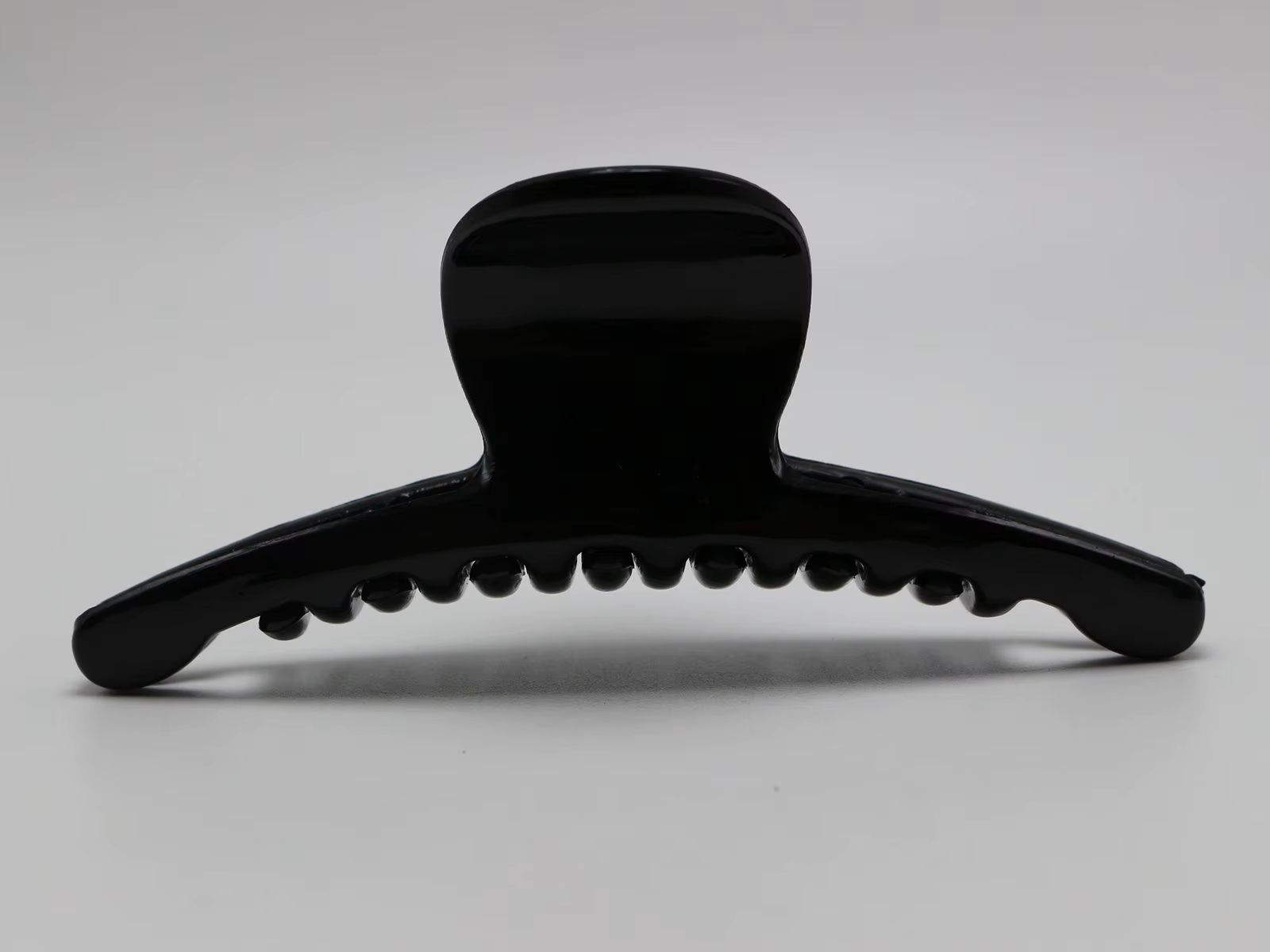 Pince à cheveux incurvée en plastique noir