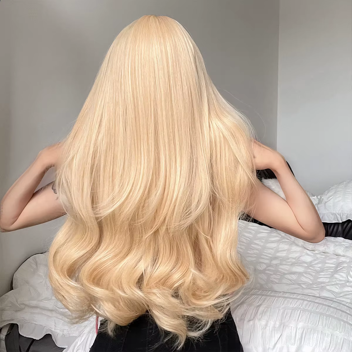 Perruques synthétiques ondulées blondes longues avec frange