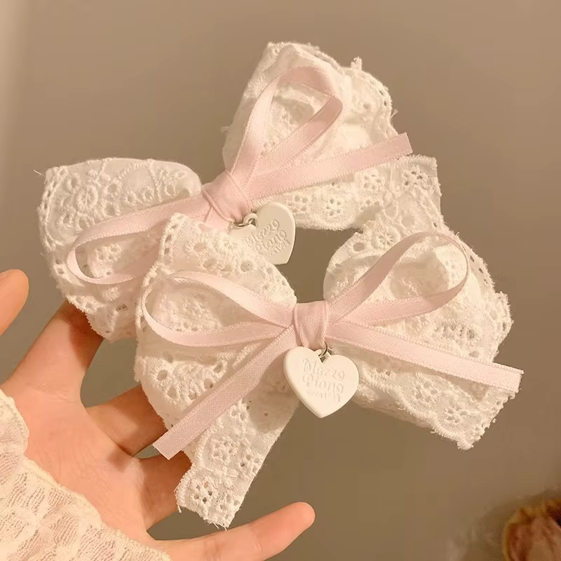 Épingle à cheveux en dentelle avec nœud blanc