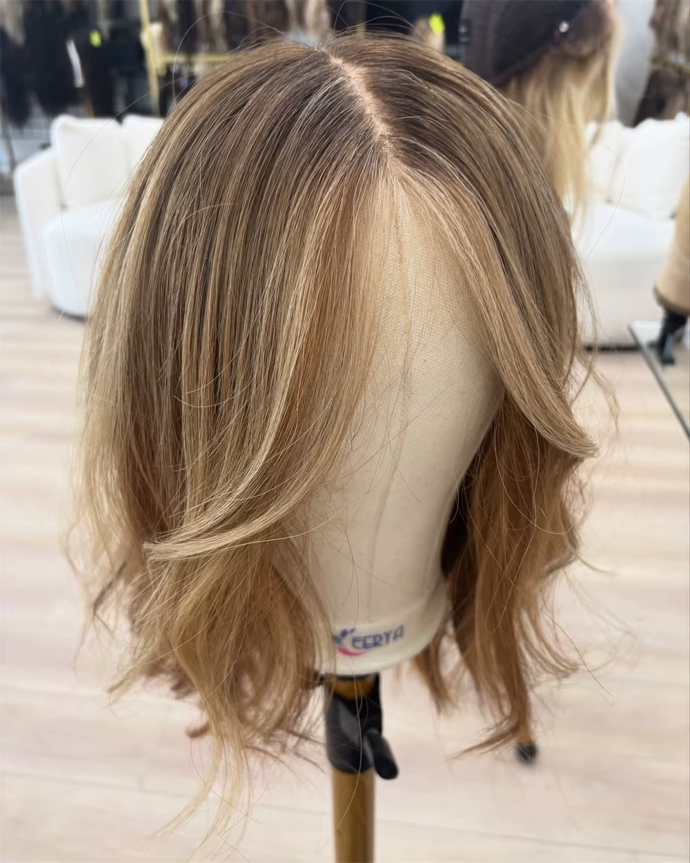 Perruque Courte Blonde avec Mèches Ondulées