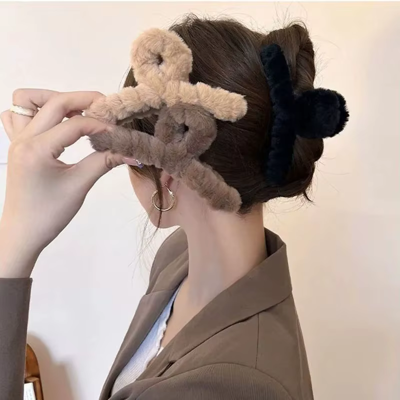 Nouveau hiver fausse fourrure griffe de cheveux pour les femmes élégant acrylique crabe Barrette épingle
