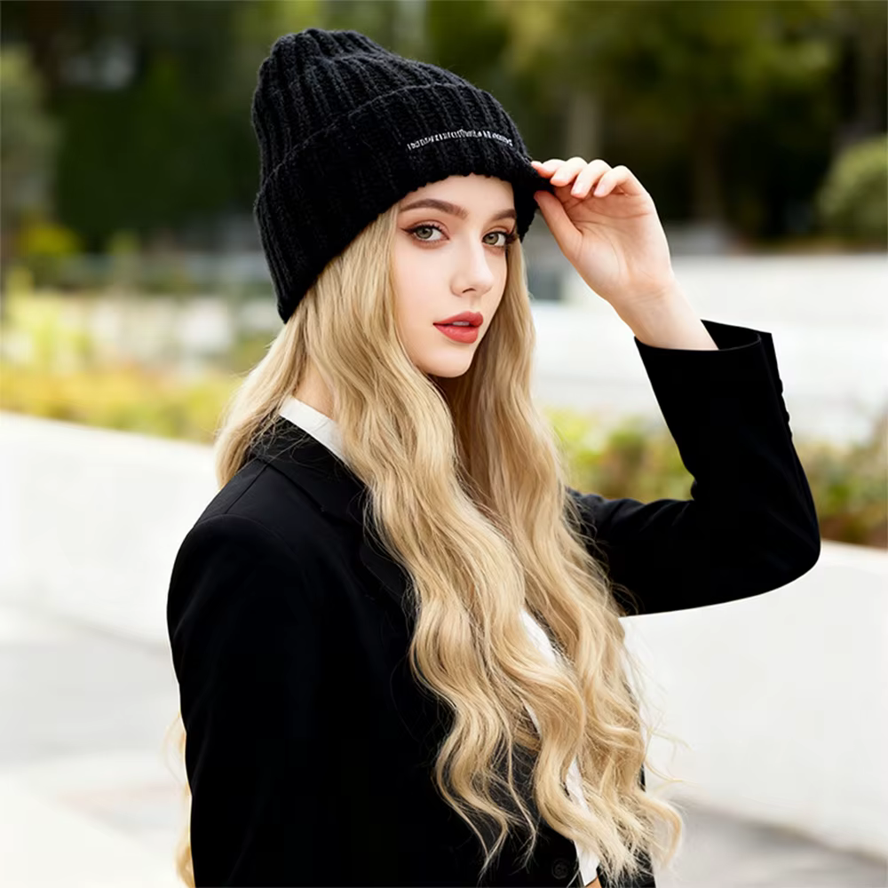 Bonnet en tricot avec extensions de cheveux synthétiques longues et ondulées intégrées