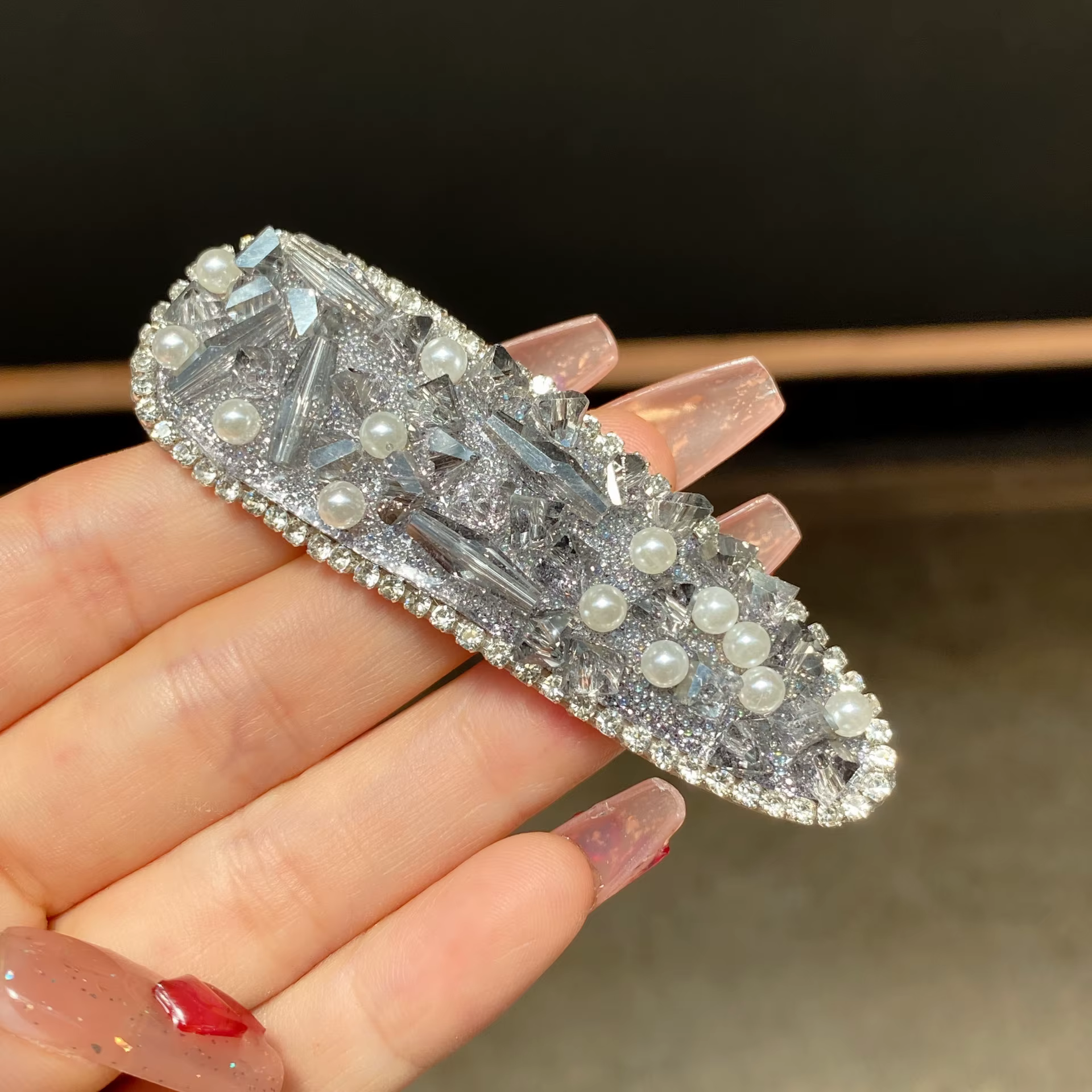 Pince à cheveux en strass : élégante et polyvalente pour femme