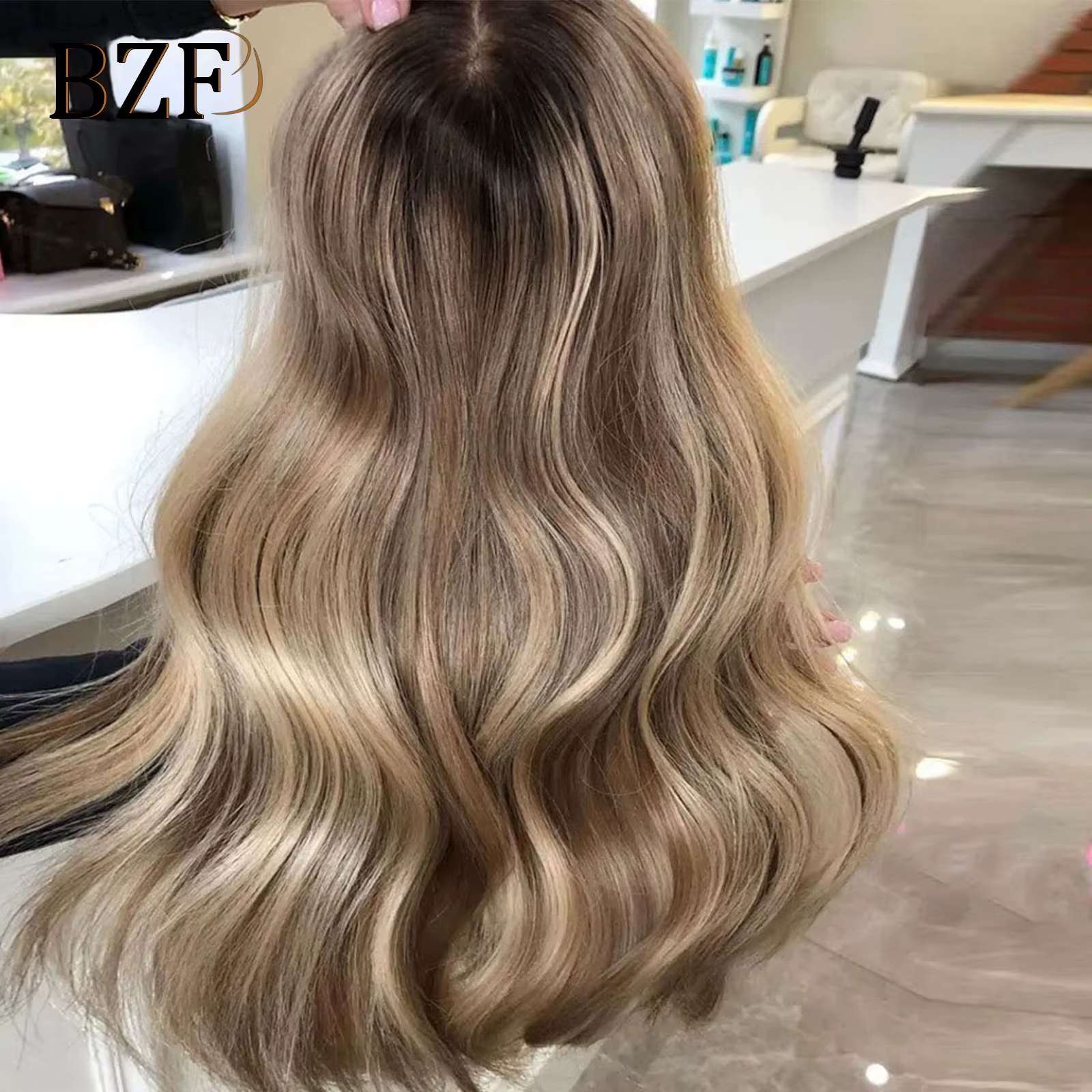 Perruque Lace Front Synthétique à Reflets Bruns Ondulés pour Femme