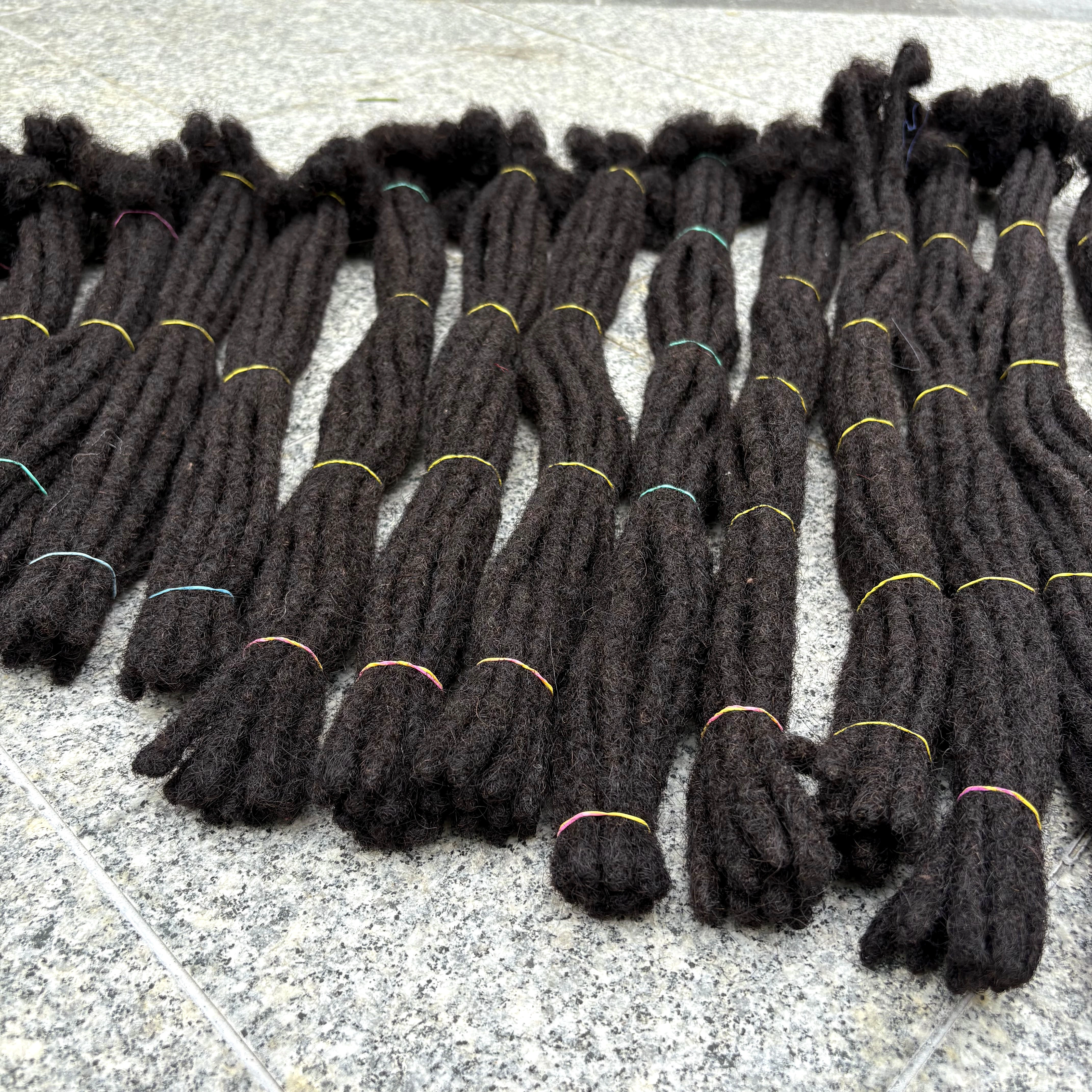 50 brins 8-14 pouces Extension Loc naturelle cheveux humains avec extrémités bouclées 100%
