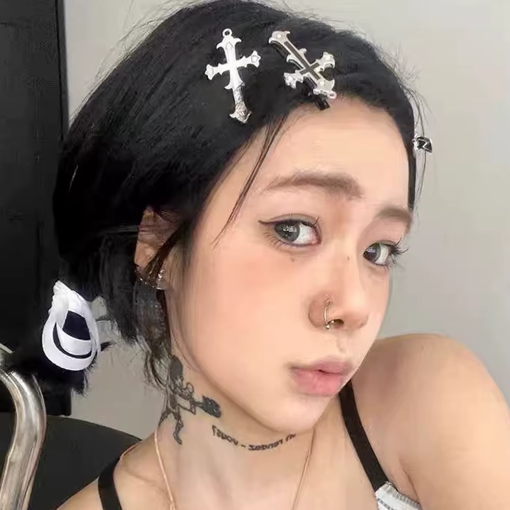 Pinces à cheveux gothiques en forme de croix