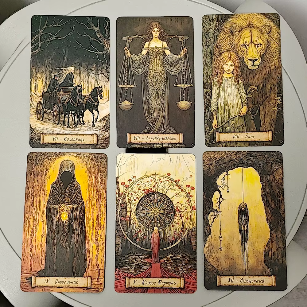 Jeu de Tarot Shadow Fates 10.3x6cm, 78 cartes sombres rentrées dans le folklore, le mythe et la sagesse de l'ombre-langue russe