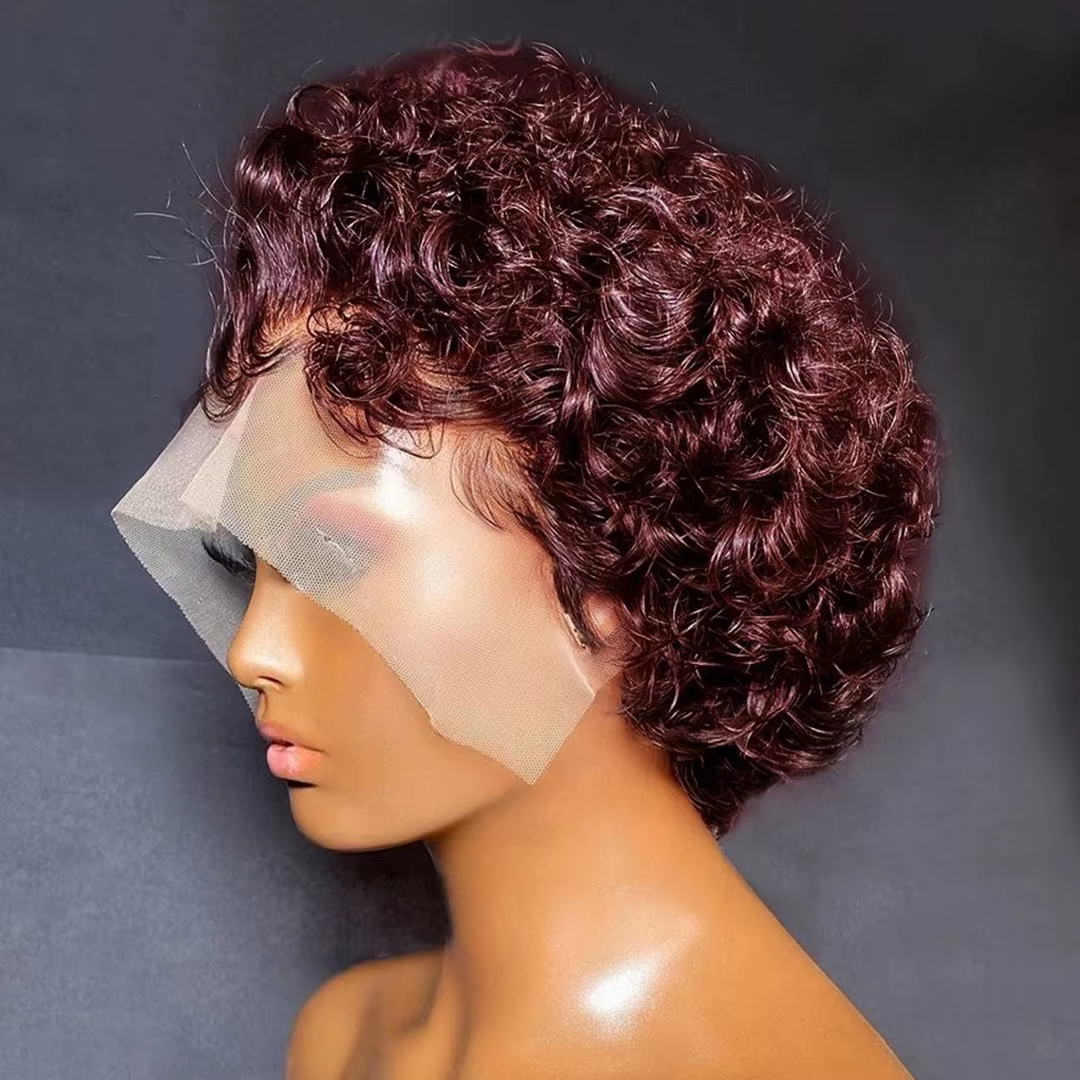 Perruque courte bouclée coupe pixie couleur miel avec mèches bordeaux 99J
