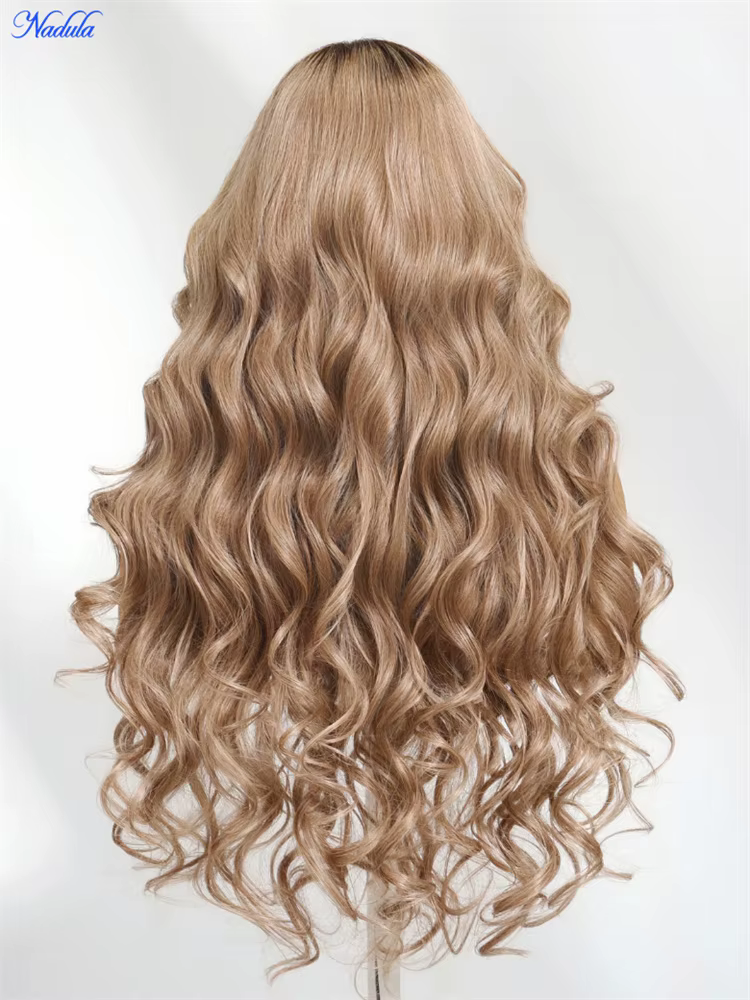 Nadula Ash Blonde avec racines brunes