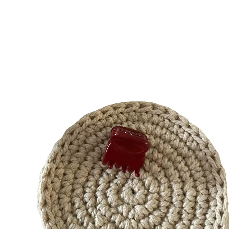Pince à cheveux rouge