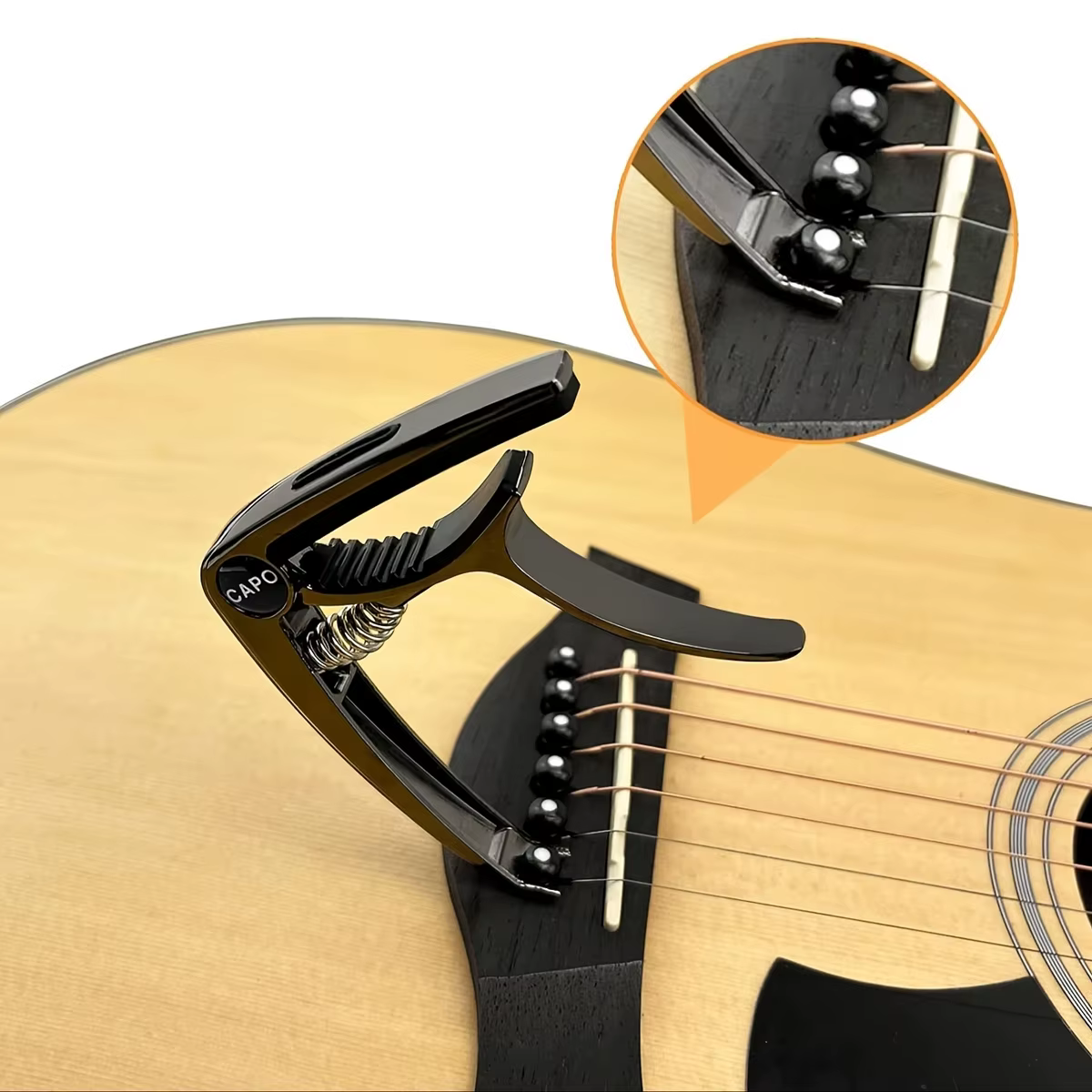 Capodastre de guitare en métal en alliage de zinc 3 en 1 - avec 1 plectrum de guitare en métal. Convient pour le stockage des capodes, des plectres et l'extracteur de broches de pont.