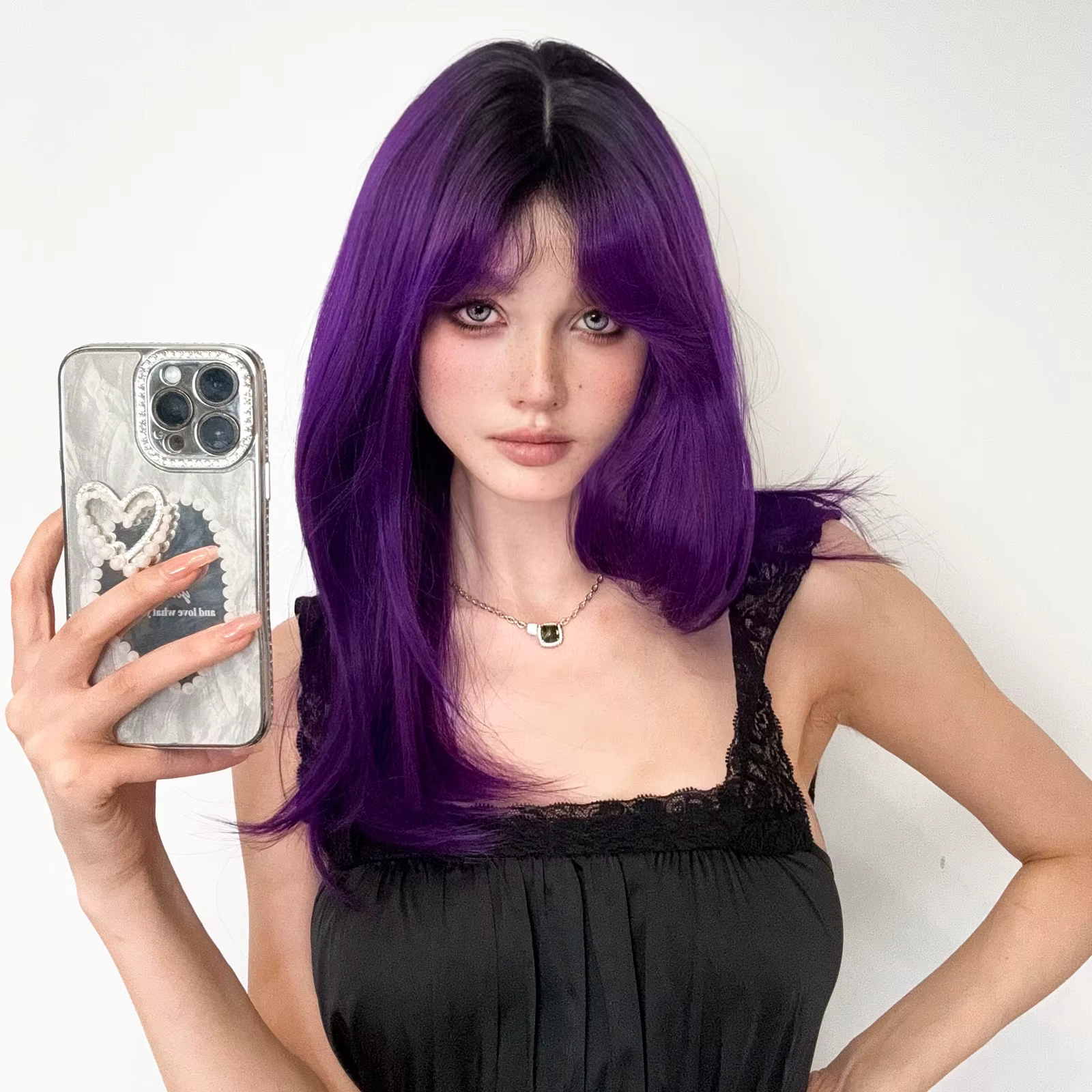 Perruque Synthétique Longue Droite Violet Foncé avec Frange