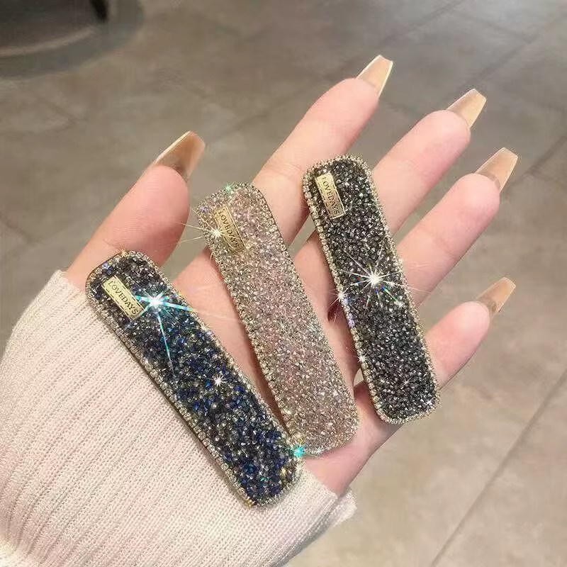 Pince à cheveux diamantée avec frange latérale et cheveux rebelles