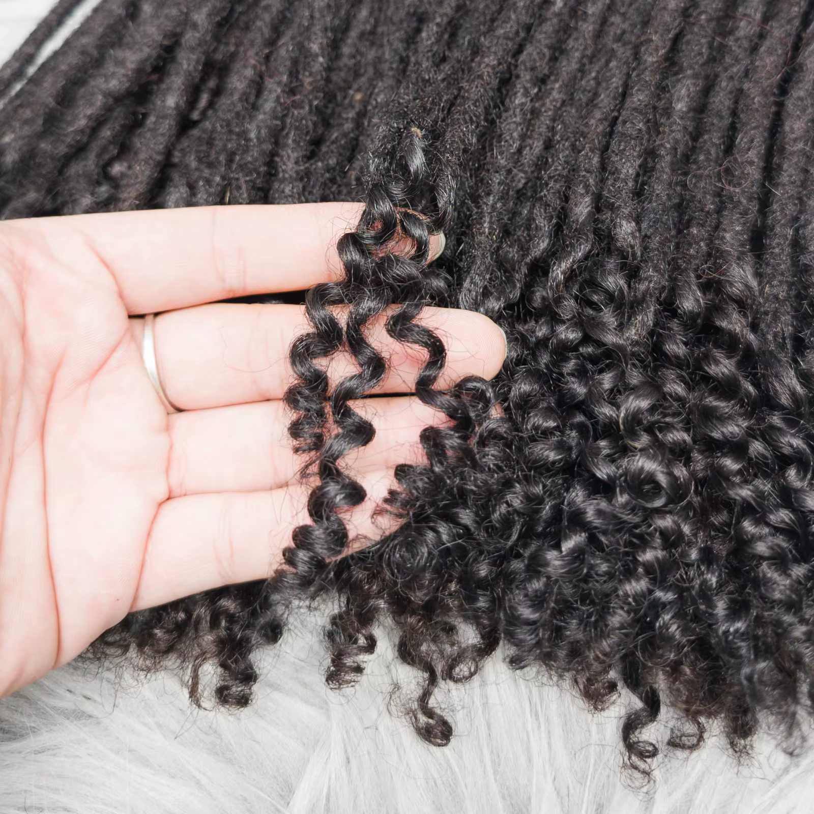 Extensions de dreadlock de cheveux humains naturels avec extrémités bouclées 8-12 pouces Extension de serrures de queue bouclée à la main pour femmes hommes 10 brins