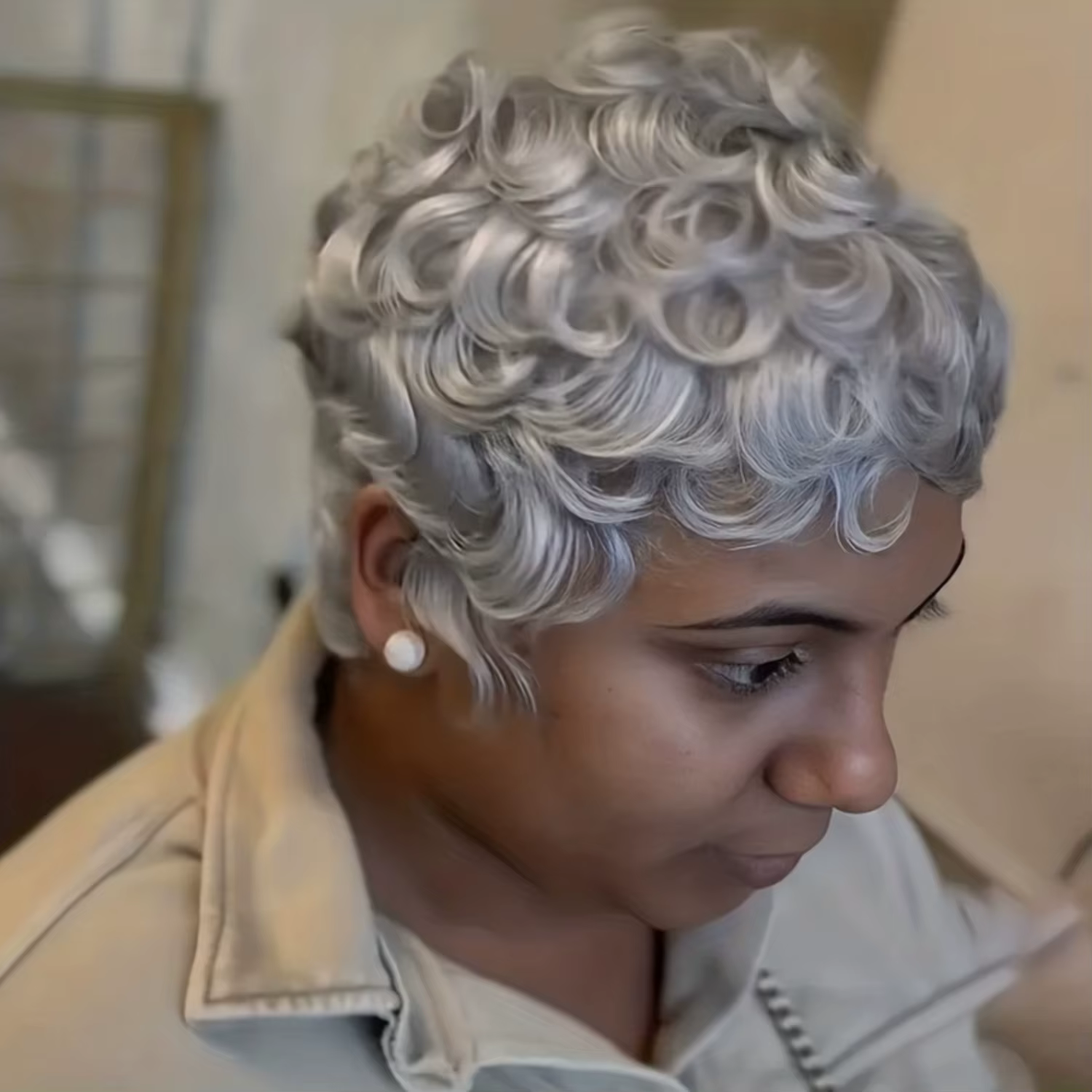 Perruque de cheveux humains gris Pixie entièrement fabriquée à la machine
