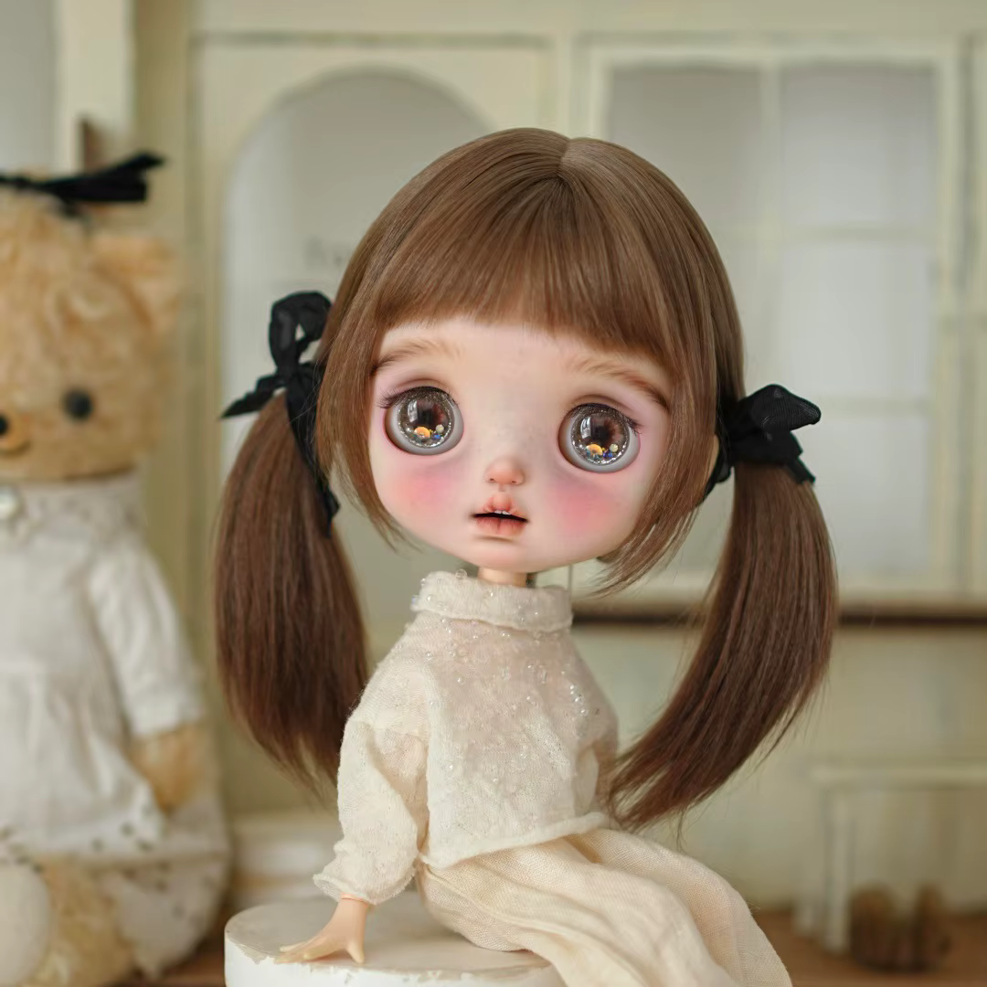 Perruque Blythe, style vintage doux, double queue de cheval, franges complètes, boucles romaines, en soie haute température, pour tour de tête de 24,5-26,5 cm