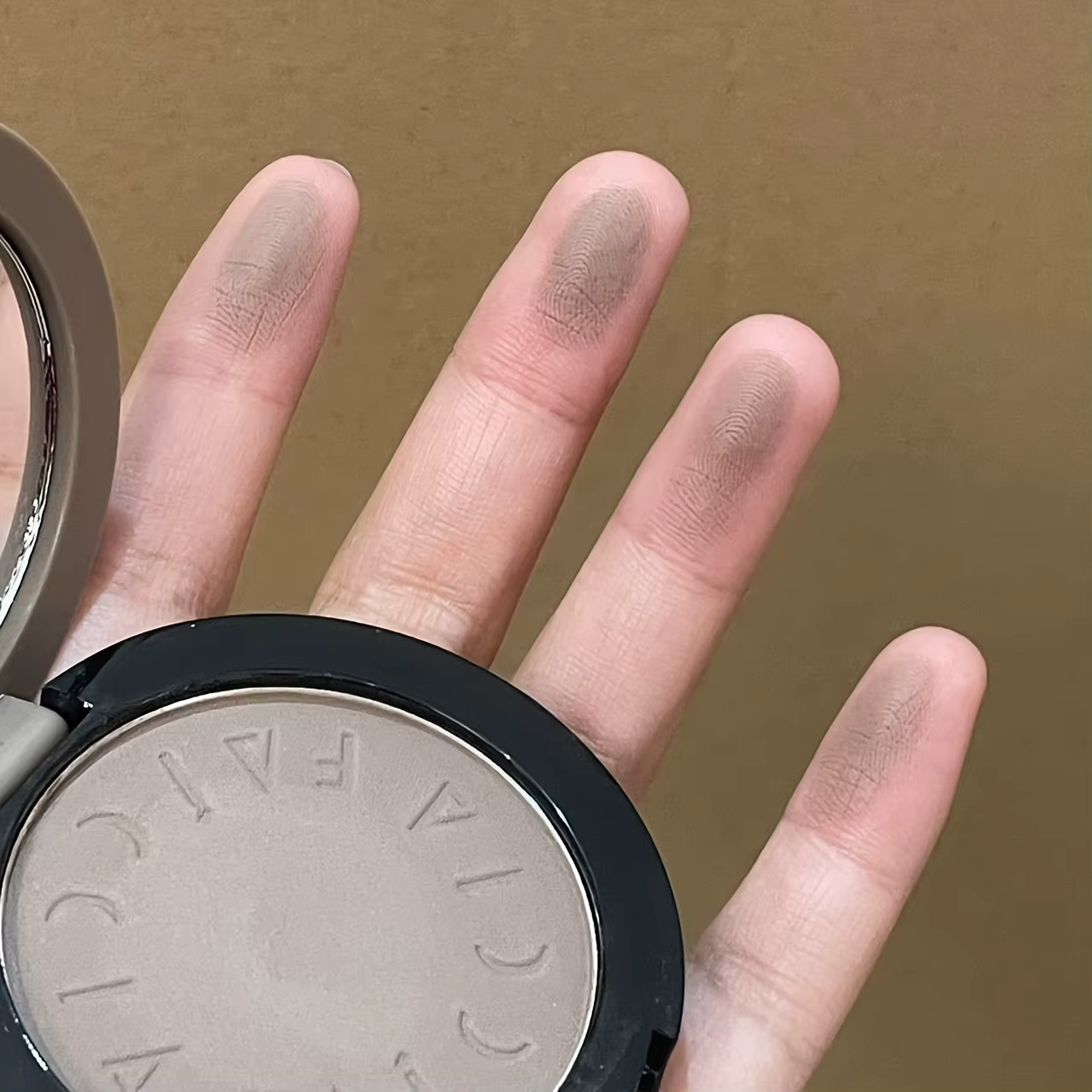 Palette de poudre de contour Faiccia, mate, imperméable, couvrance réglable, multi-usages pour le contour, l'ombre de nez et les fards à paupières