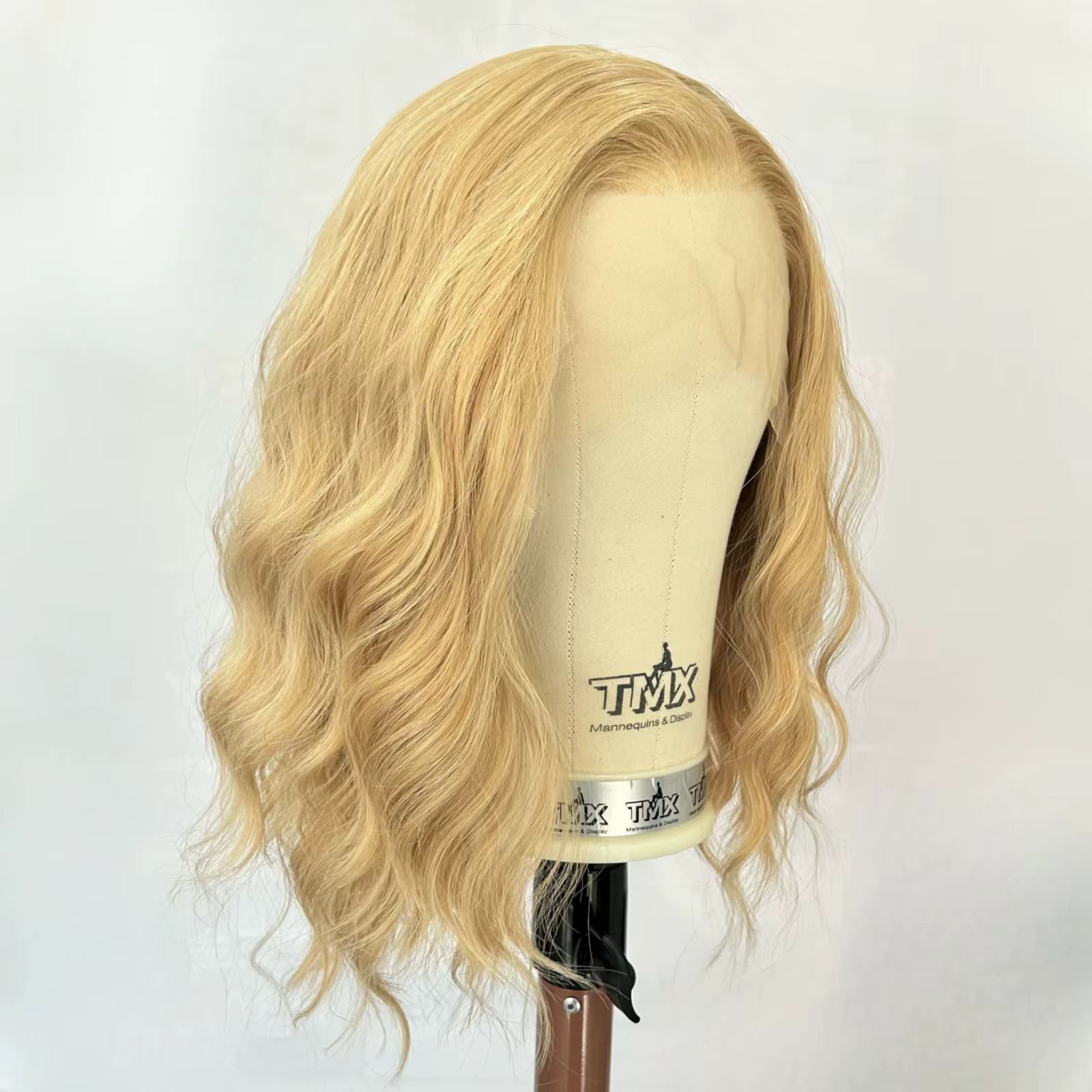 Perruque Lace Front Wig courte bouclée et ondulée à reflets blonds 13x4