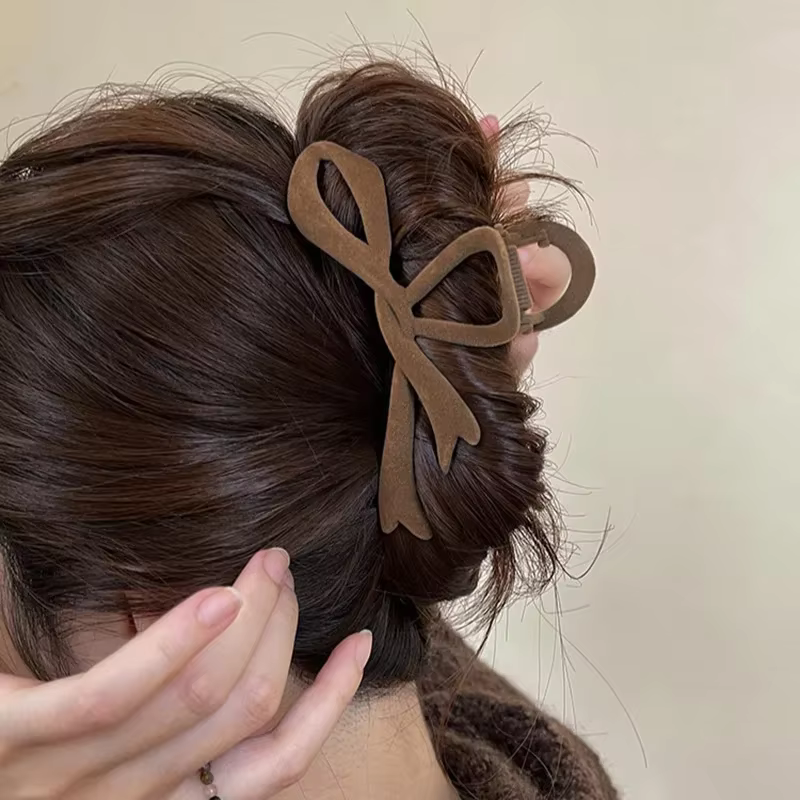 Pince à cheveux en velours rouge pour femmes