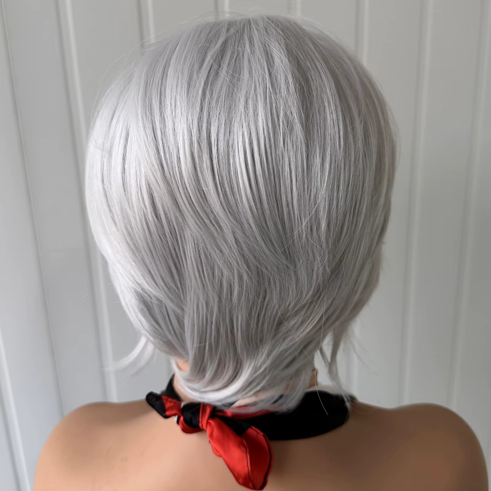 Perruque synthétique courte coupe Pixie gris argent pour femme