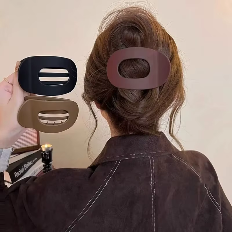 Pince à cheveux ovale mate motif léopard pour femme