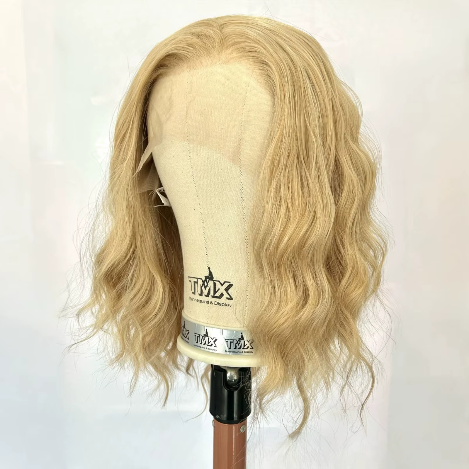 Perruque Lace Front Wig courte bouclée et ondulée à reflets blonds 13x4