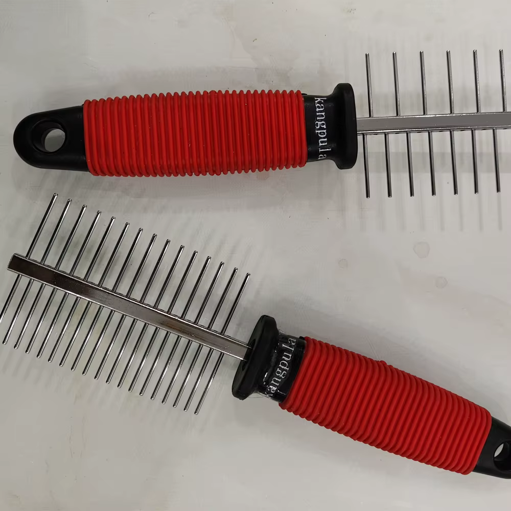 Peigne de modelage à deux pointes pour la pose d'extensions de cheveux à la kératine