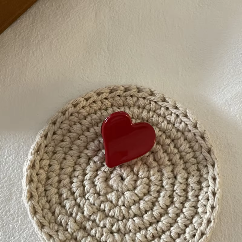 Pince à cheveux rouge