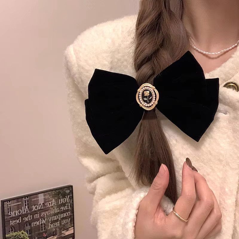Pince à cheveux avec nœud Rose en velours noir