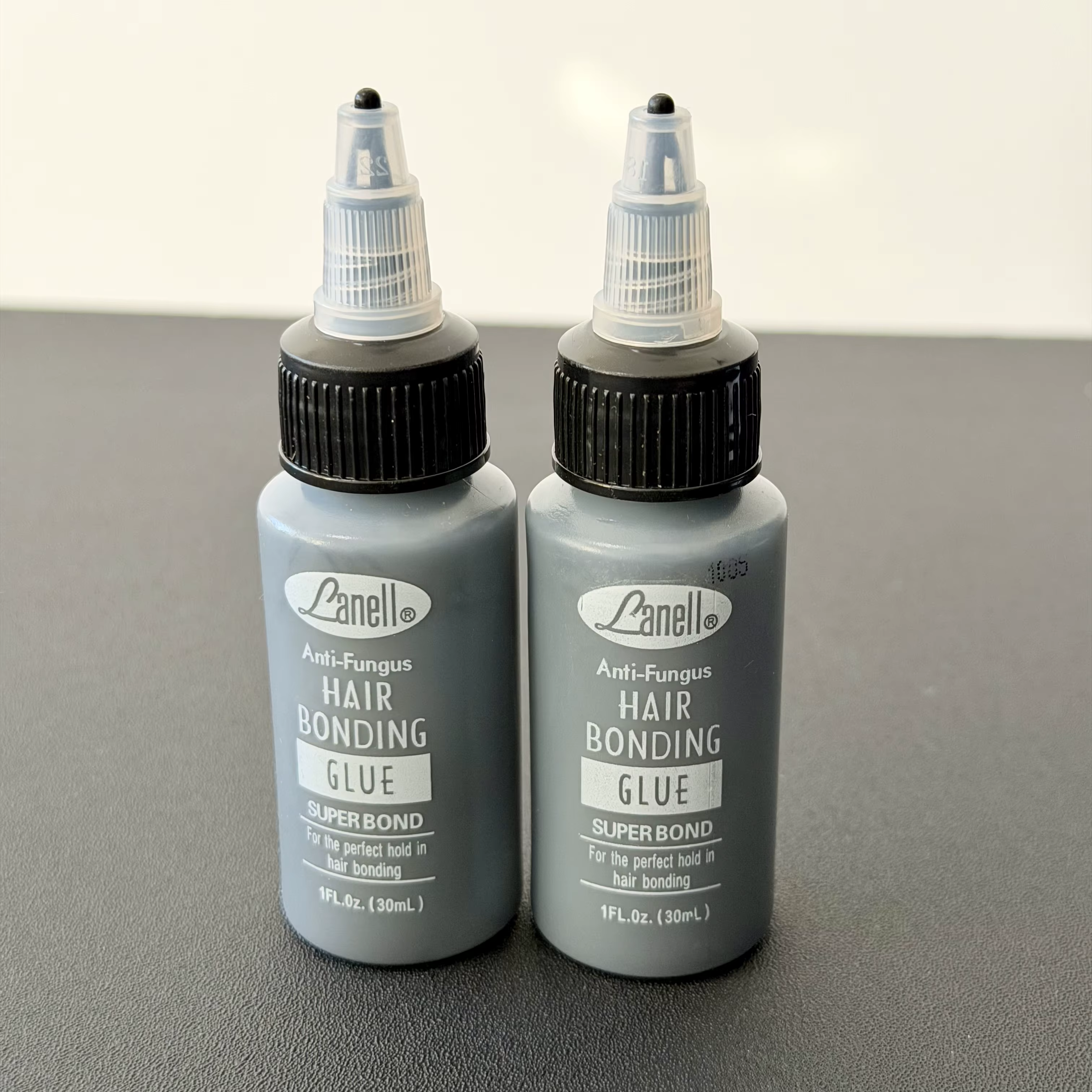 Colle de liaison pour trame de cheveux noirs