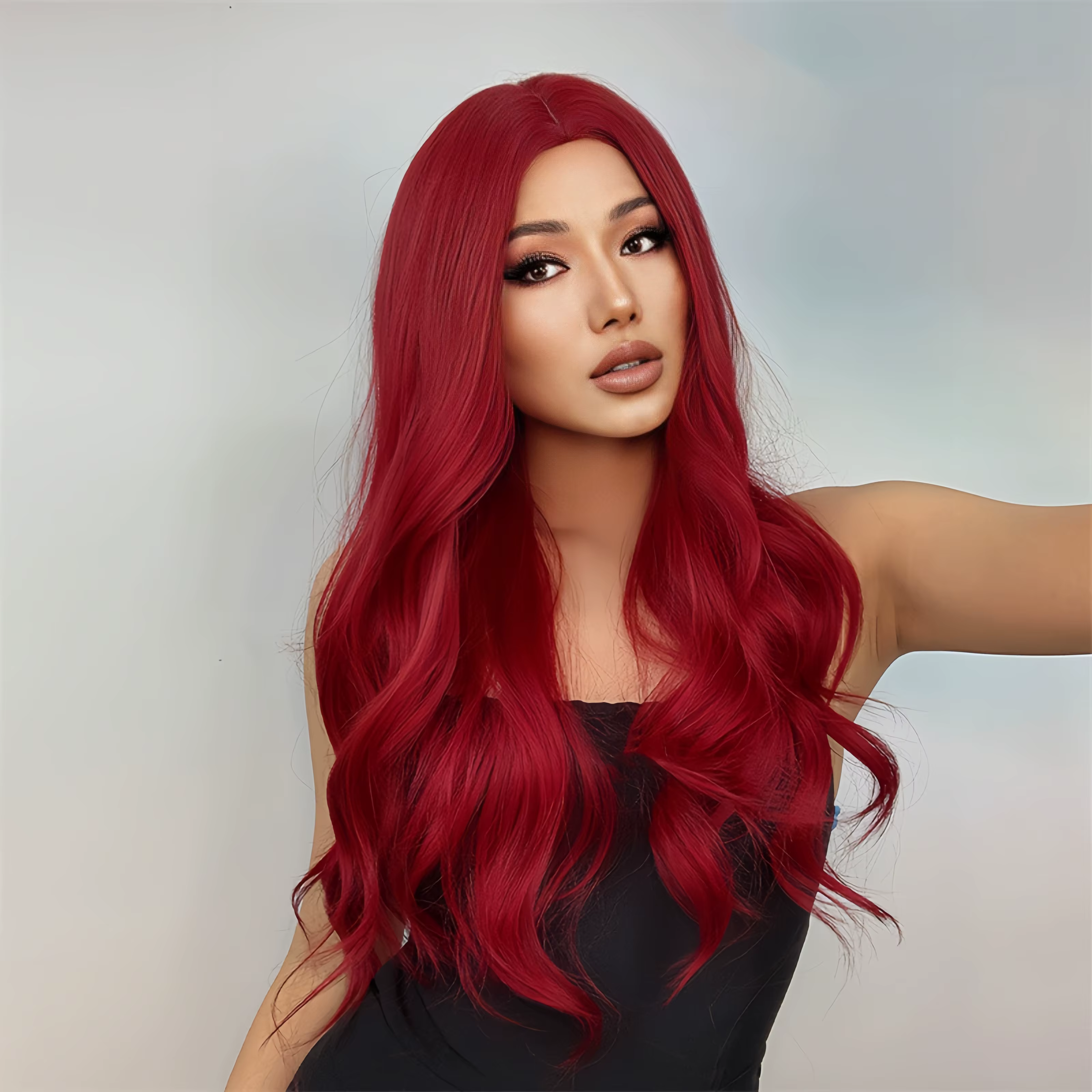 Perruque synthétique rouge avec partie centrale et cheveux longs ondulés. Convient aux fêtes quotidiennes et aux temps