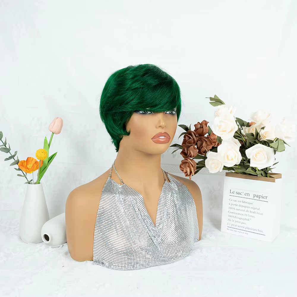 Perruque moderne coupe pixie vert émeraude riche aux tons de bijoux