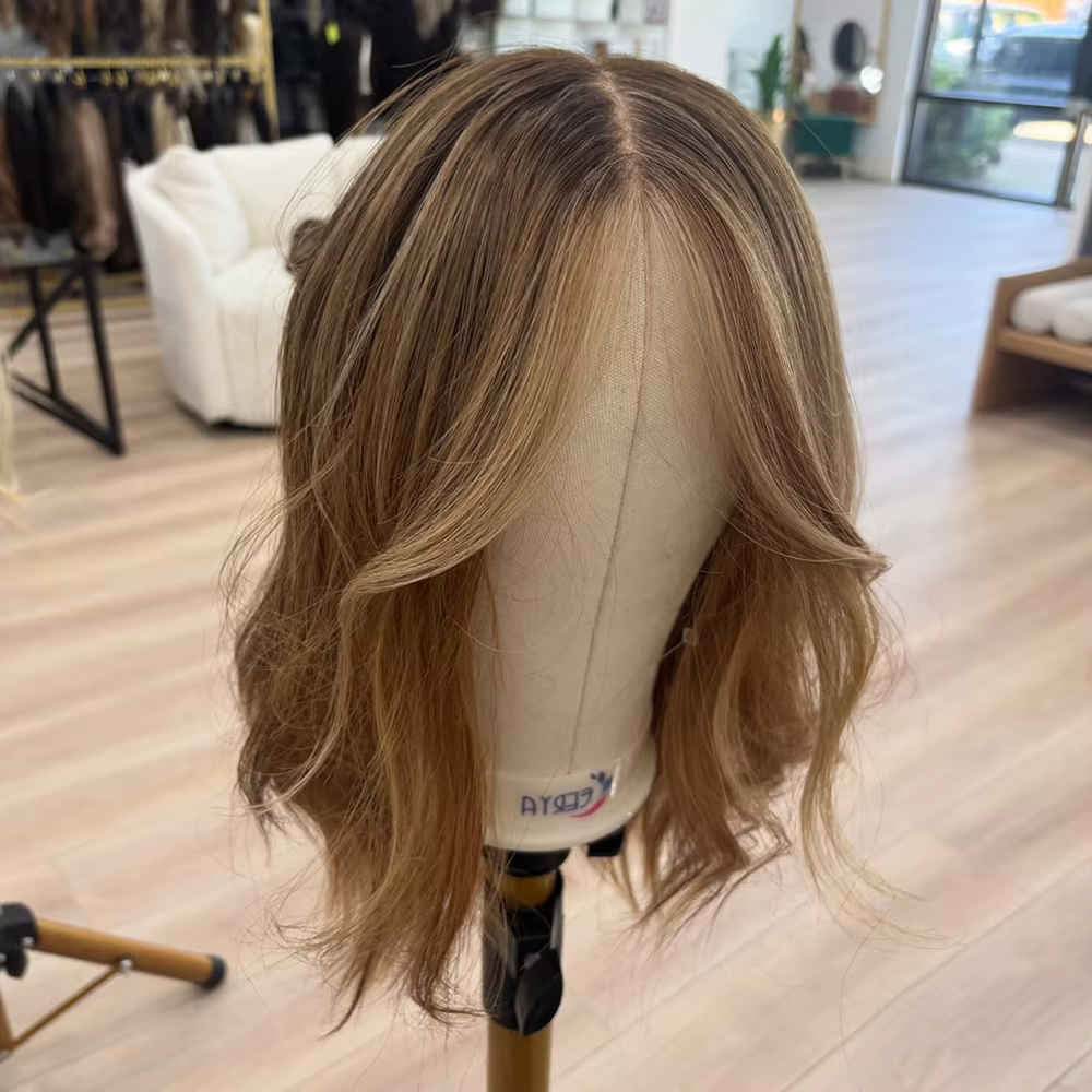 Perruque Courte Blonde avec Mèches Ondulées
